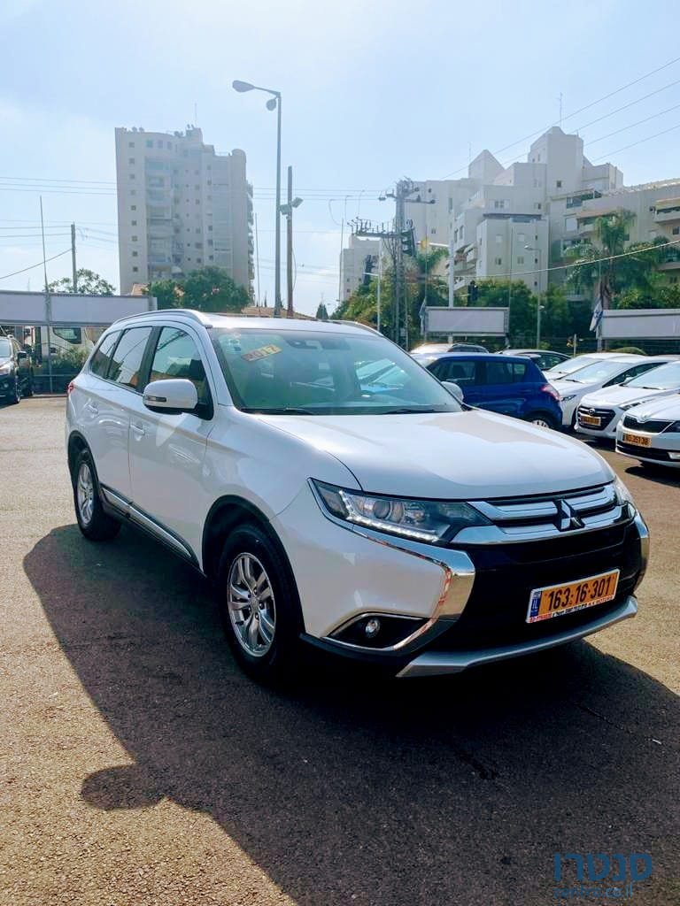 2017' Mitsubishi Outlander photo #1