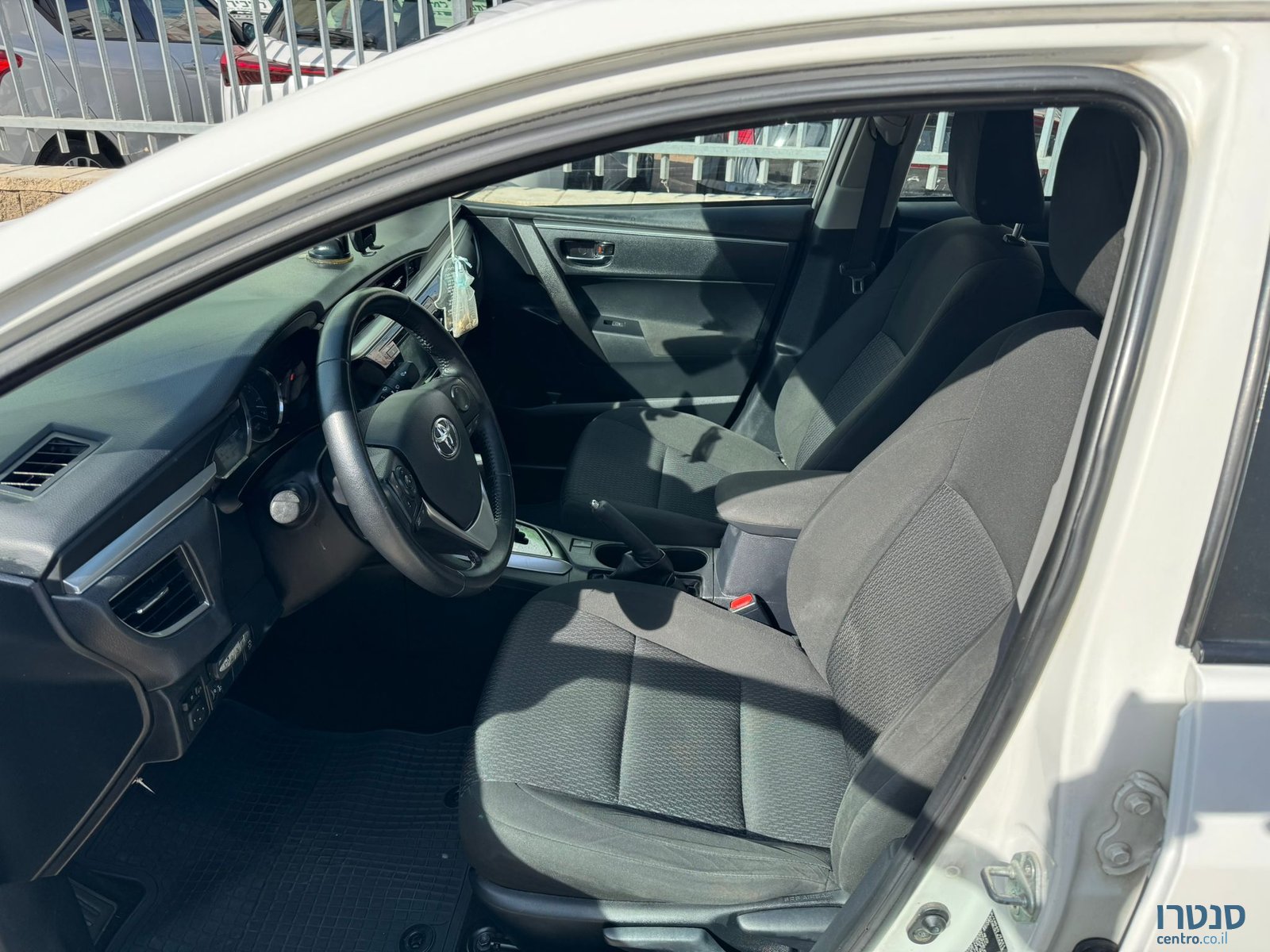 2015' Toyota Corolla photo #2