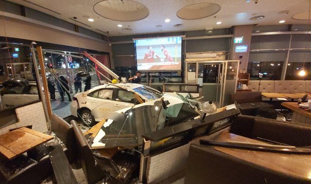 Полиция расследует обстоятельства аварии, во время которой такси въехало в ресторан в Тель-Авиве