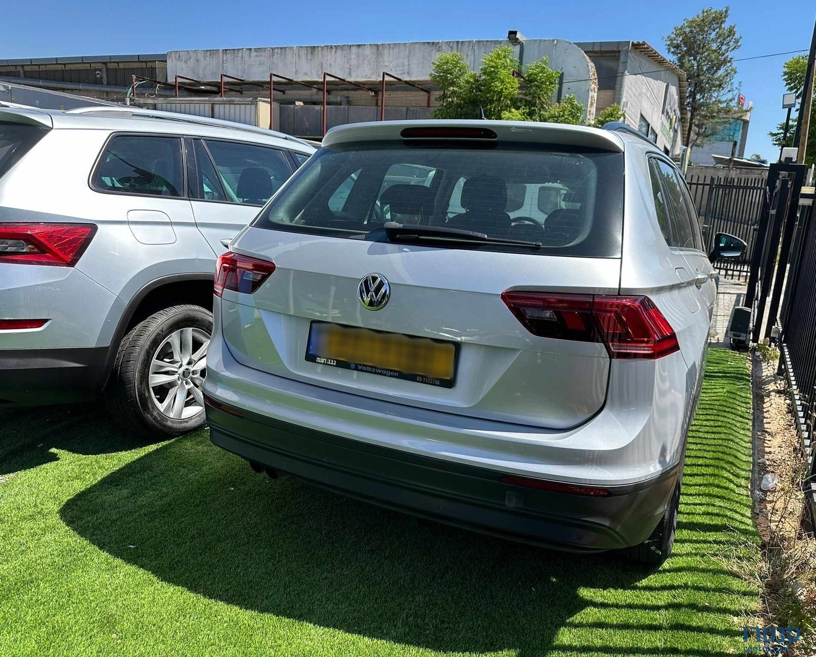 2020' Volkswagen Tiguan photo #2