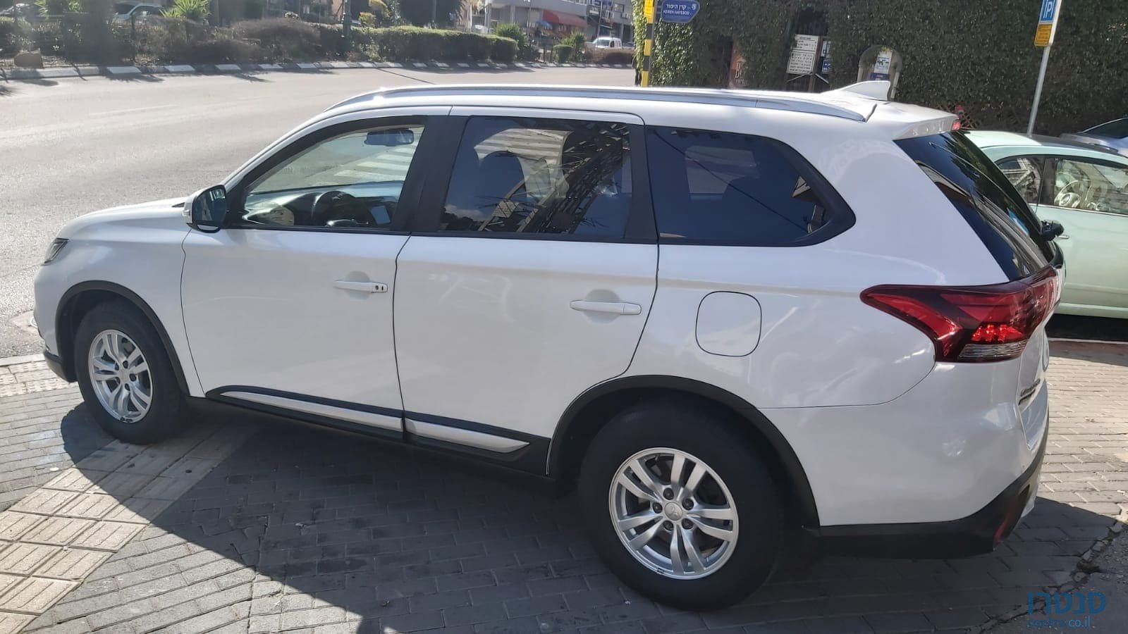 2017' Mitsubishi Outlander photo #3