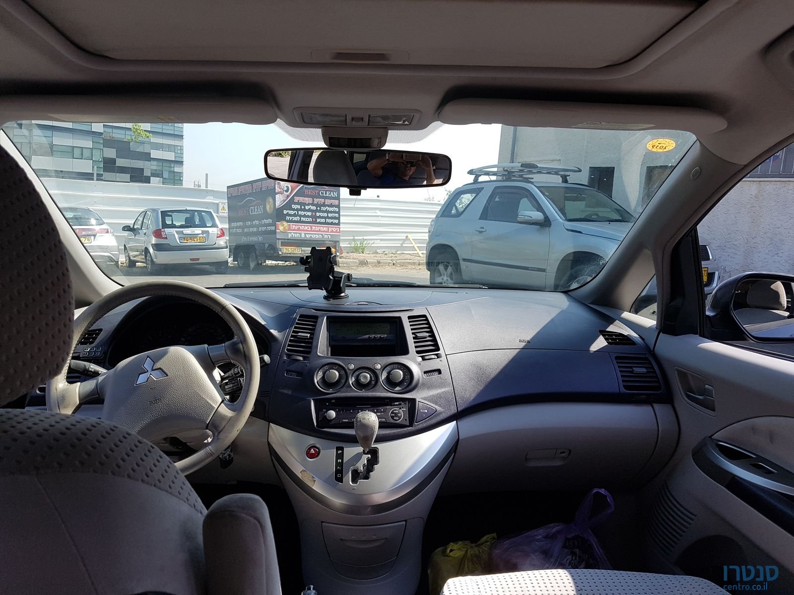 2006' Mitsubishi Grandis photo #2