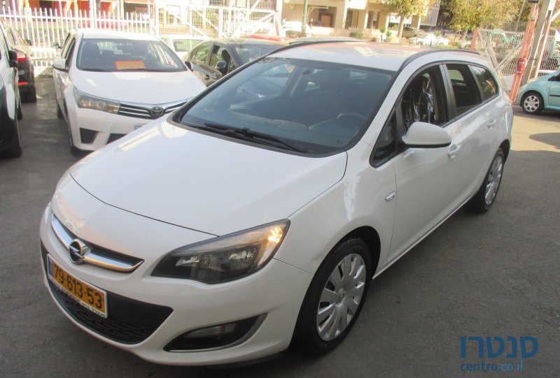 2013' Opel Astra photo #1