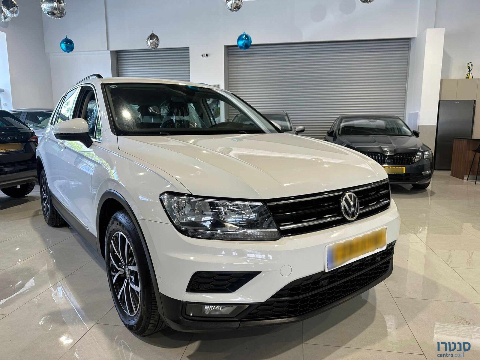 2020' Volkswagen Tiguan photo #2