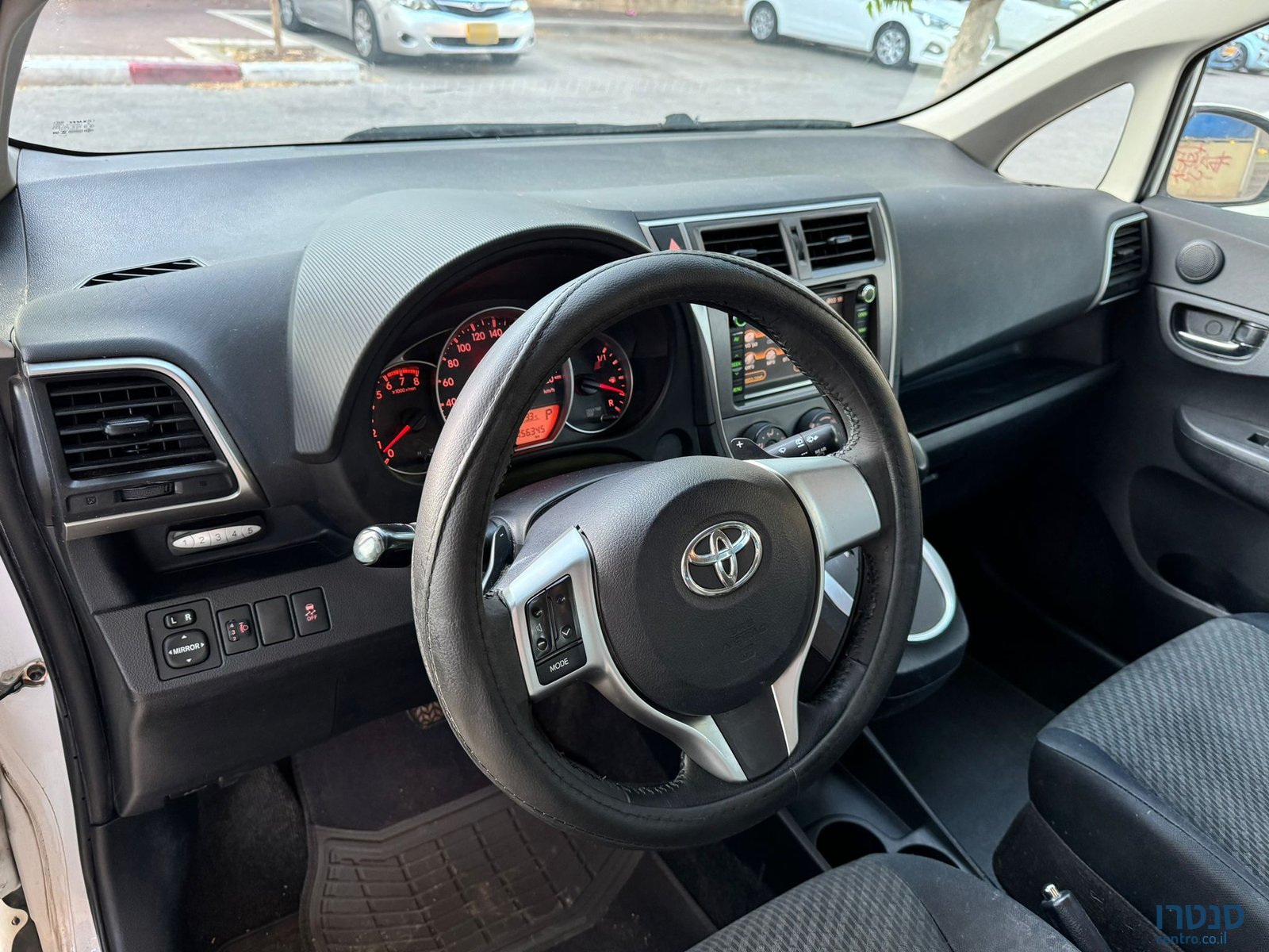 2013' Toyota Corolla Verso photo #2