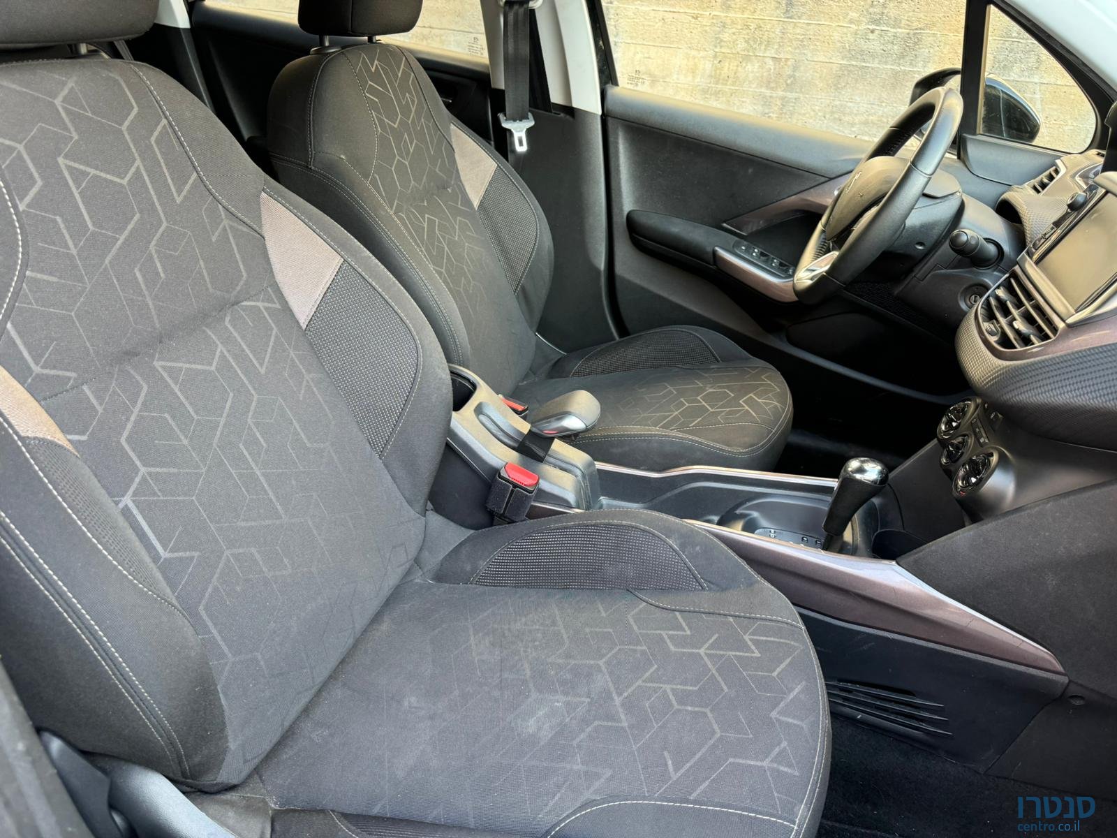 2015' Peugeot 2008 photo #7