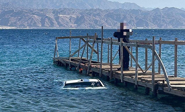 Автомобиль въехал в море в Эйлате: водителя успели спасти