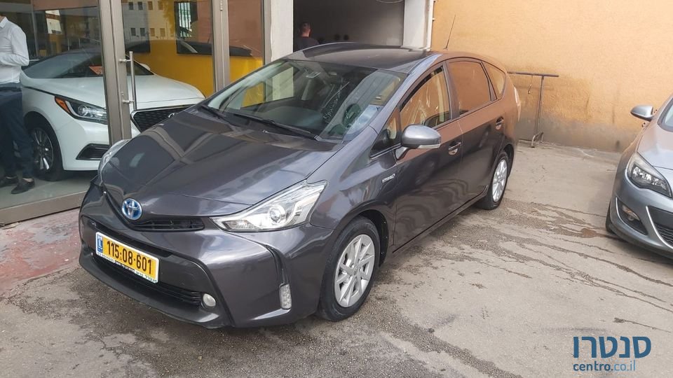 2017' Toyota Prius Plus photo #1