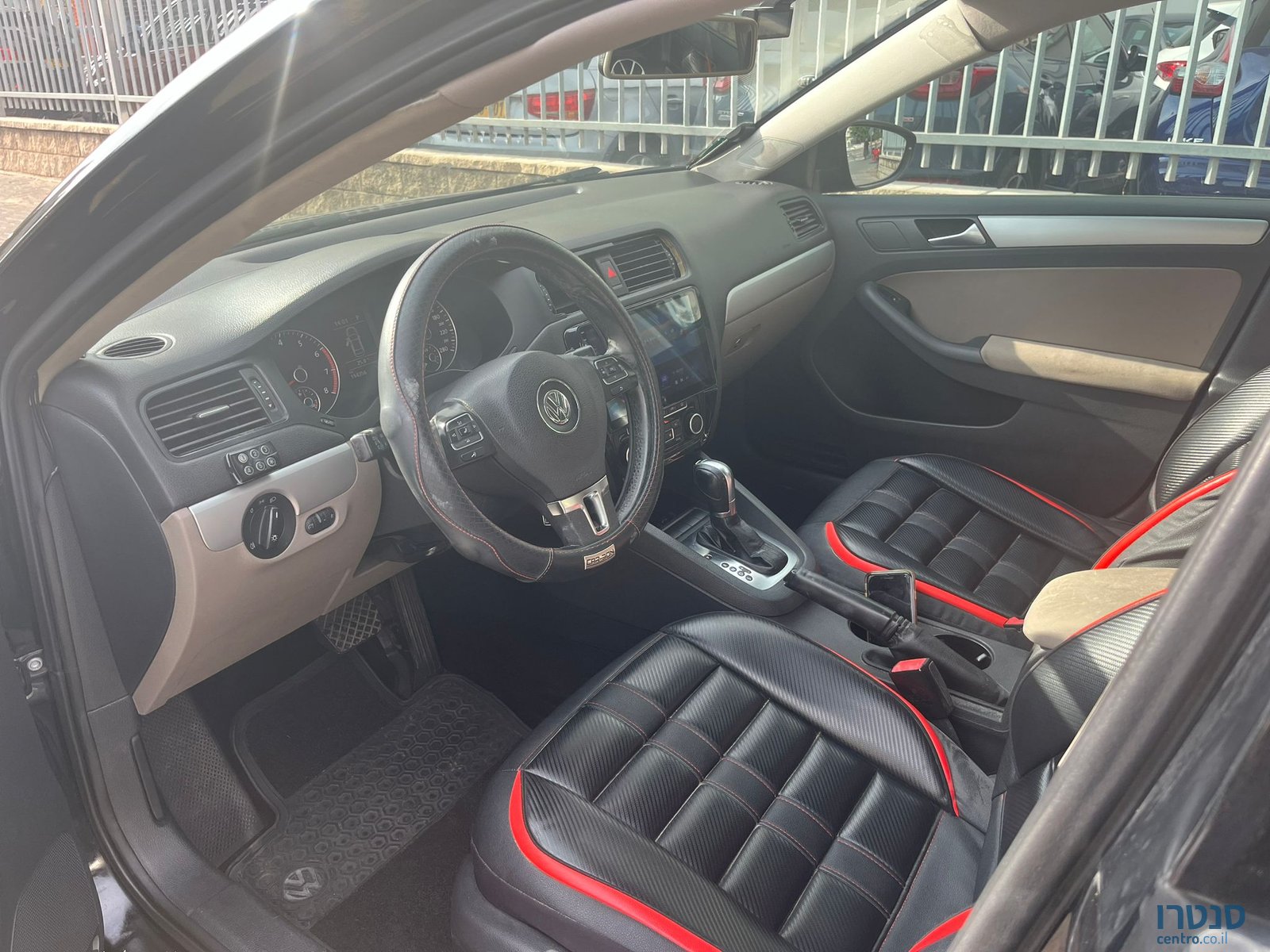 2013' Volkswagen Jetta photo #2