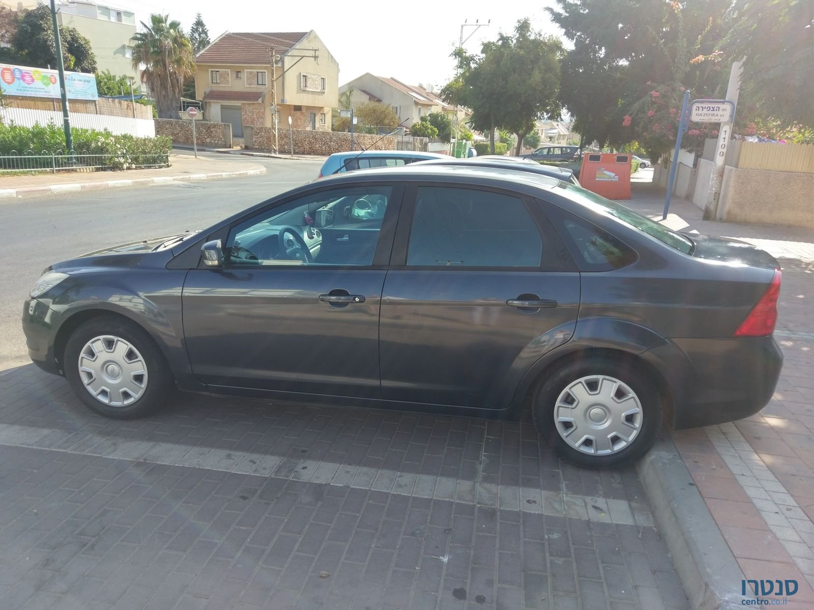 2010' Ford Focus Trend photo #1