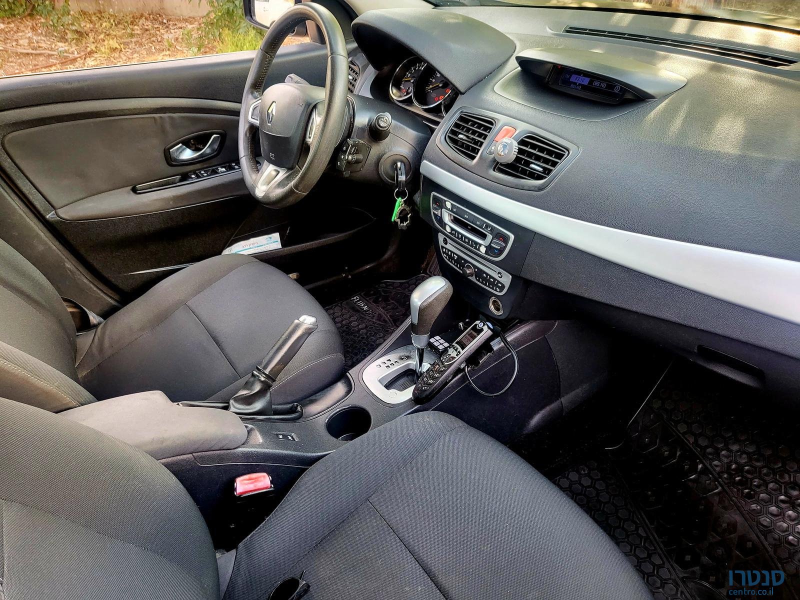 2011' Renault Fluence photo #6