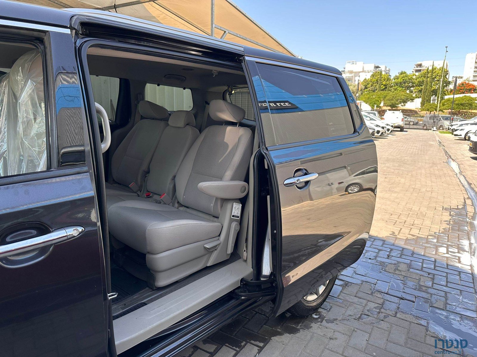 2020' Kia Carnival LX photo #4