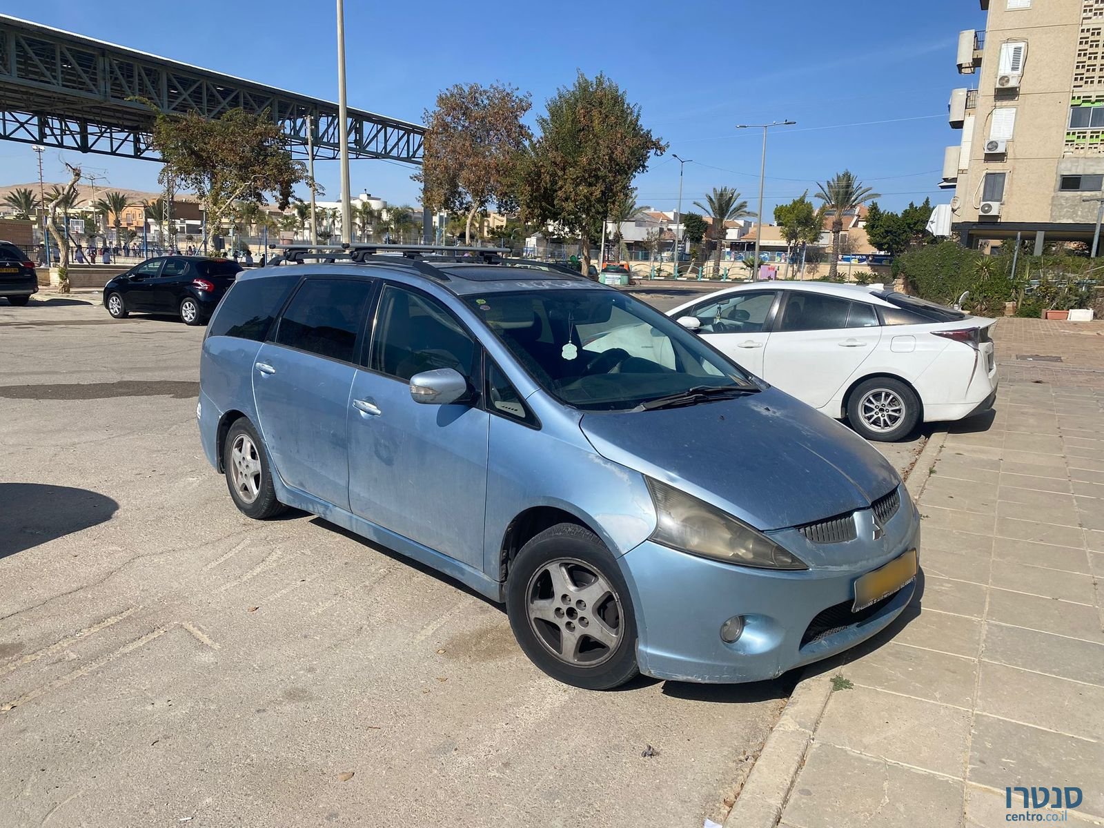 2006' Mitsubishi Grandis מיצובישי גרנדיס photo #2