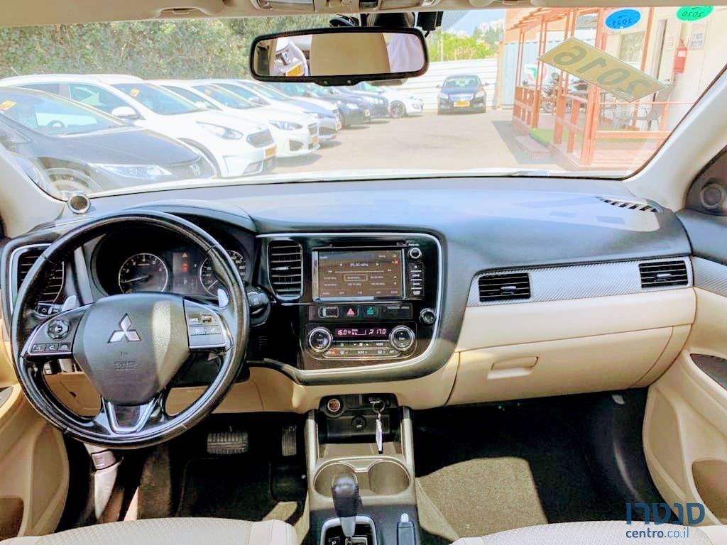 2016' Mitsubishi Outlander photo #4