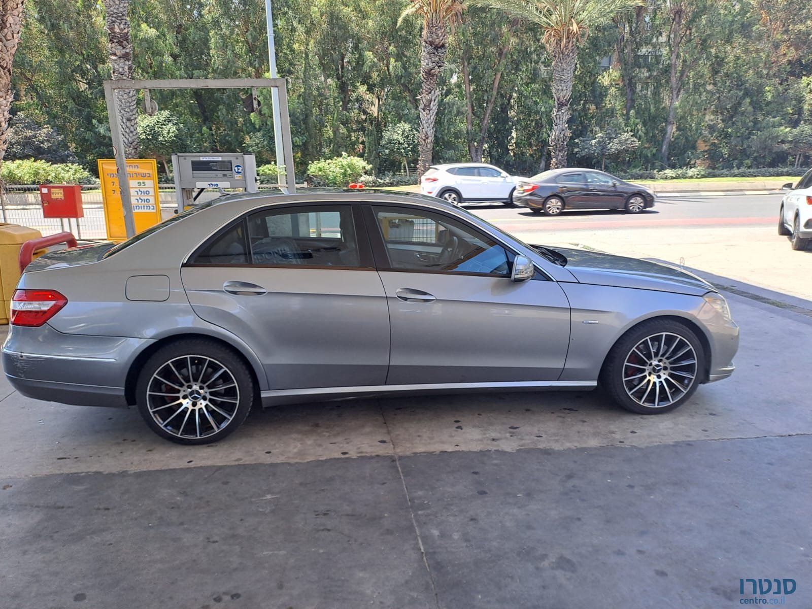 2009' Mercedes-Benz 300E photo #2