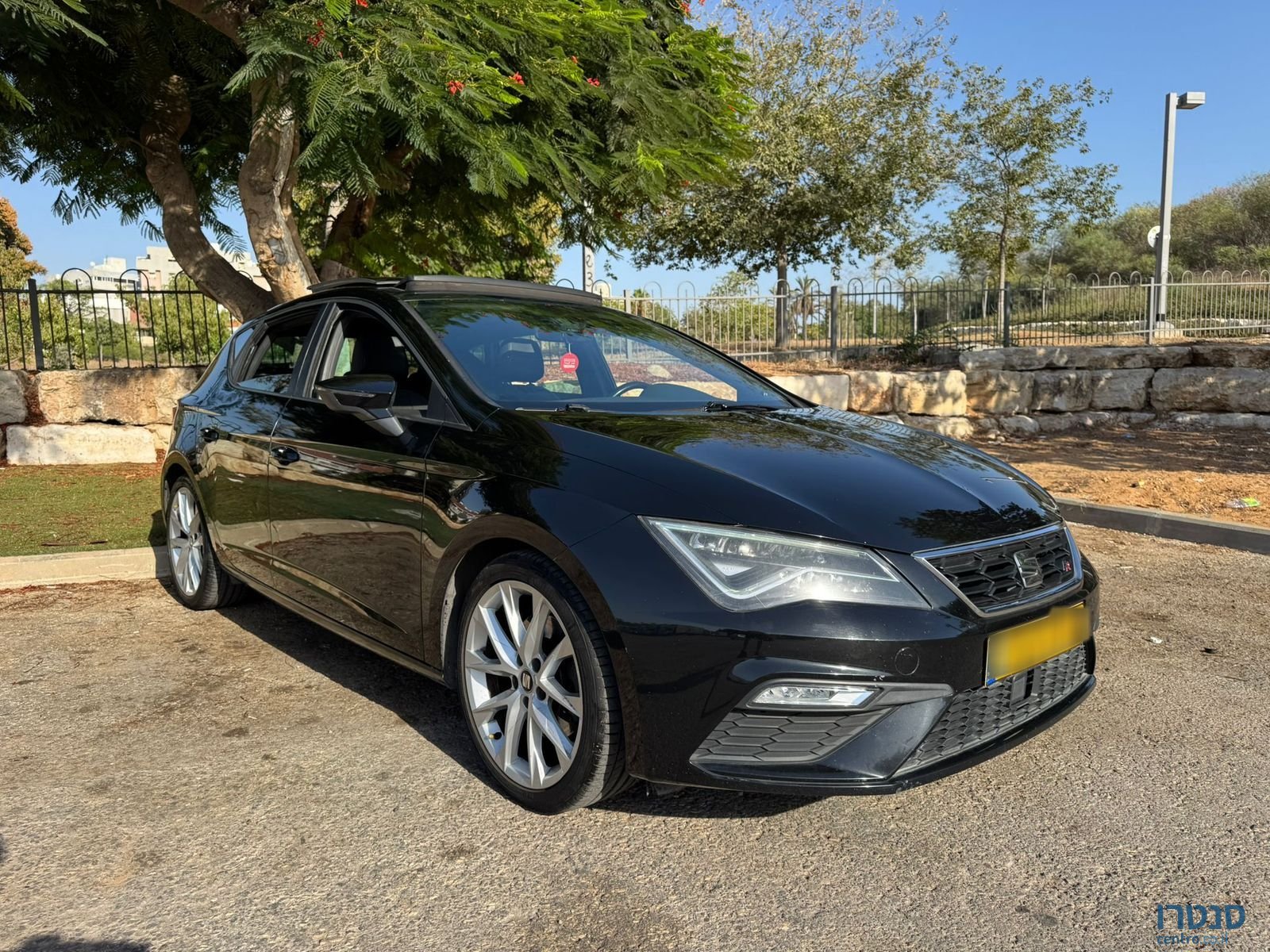 2019' SEAT Leon FR photo #1