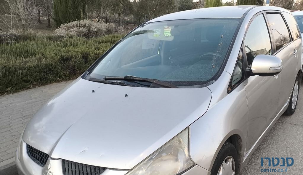 2010' Mitsubishi Grandis מיצובישי גרנדיס photo #1