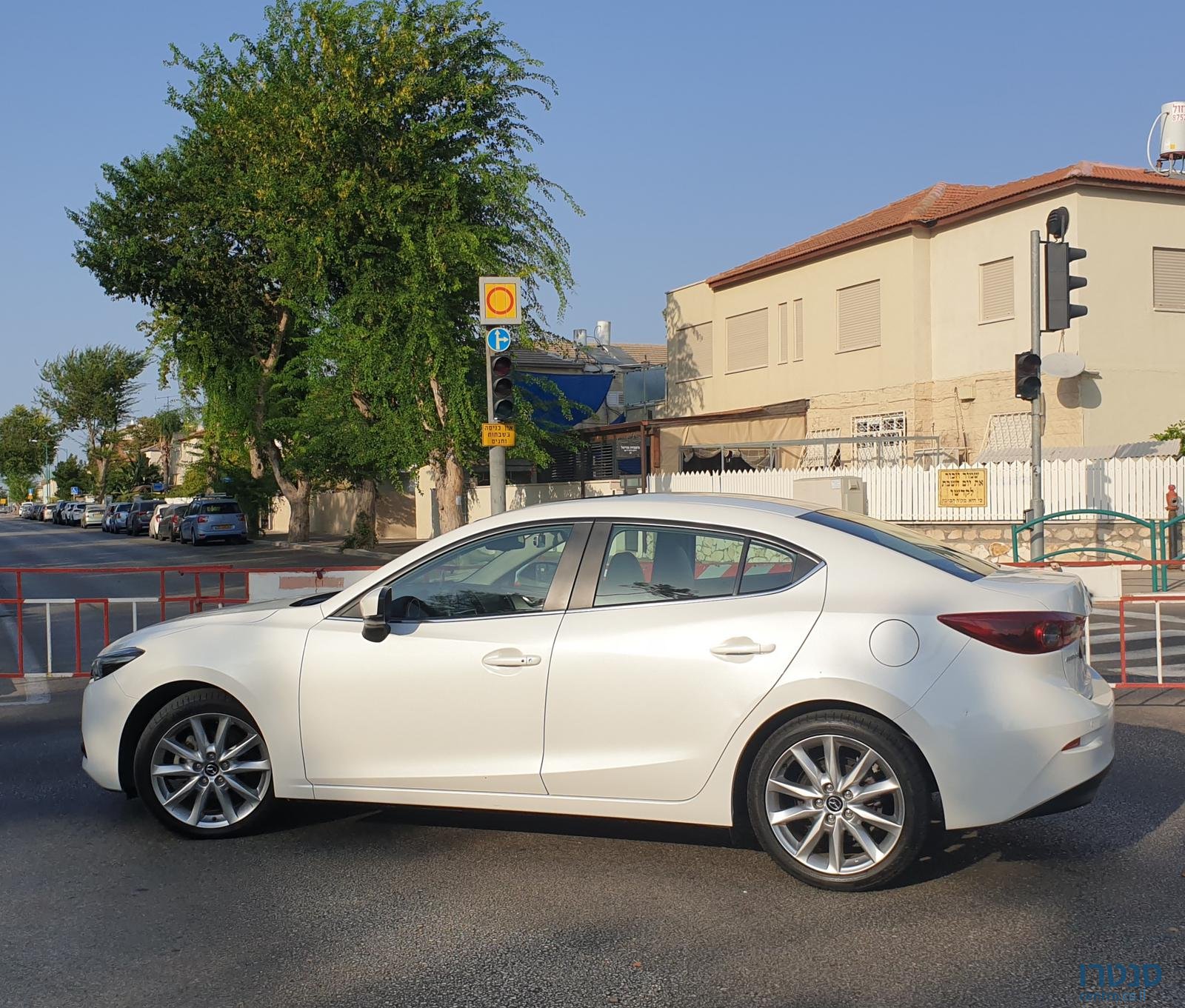2018' Mazda 3 Premium 2.0  (165 hp) photo #1