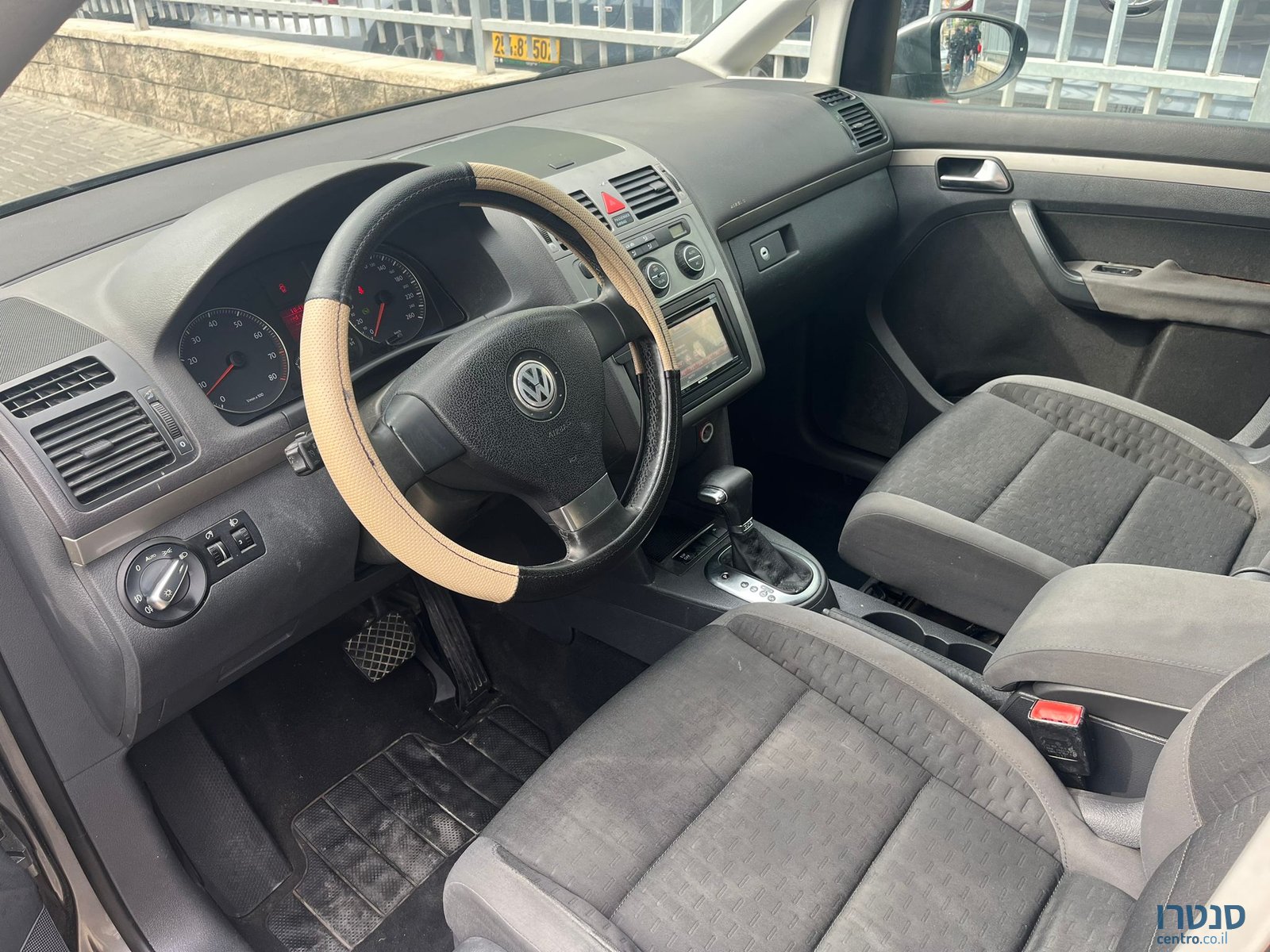 2011' Volkswagen TOURAN photo #2