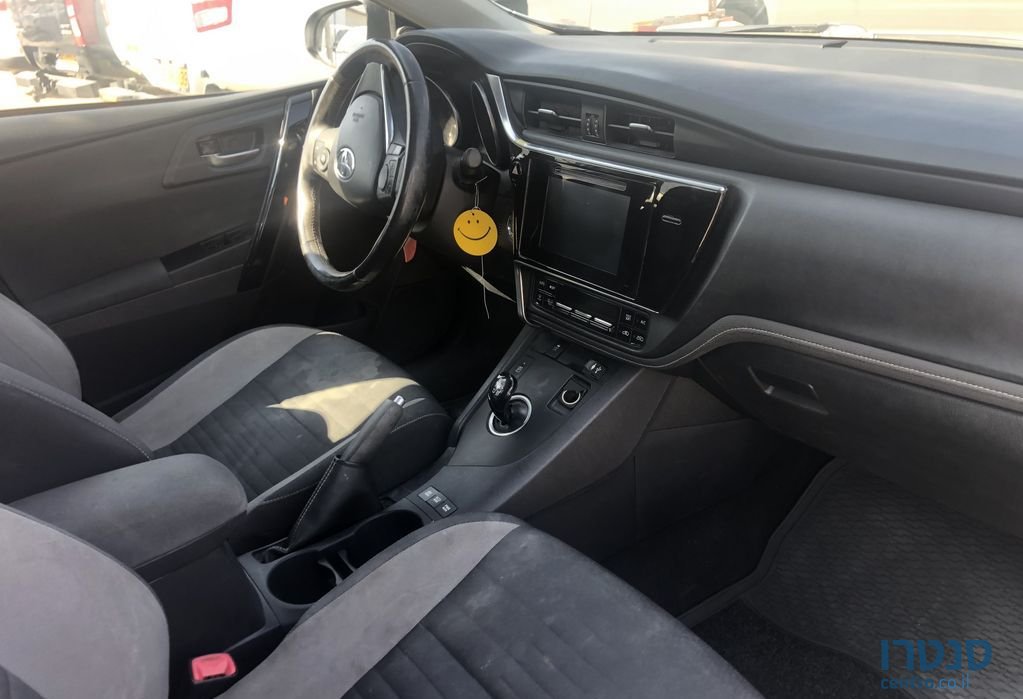 2015' Toyota Auris טויוטה אוריס photo #3