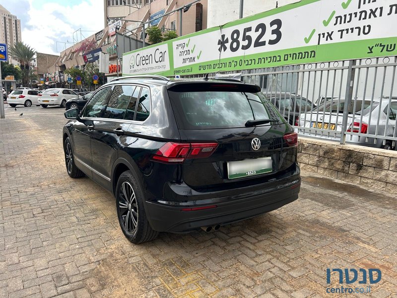 2020' Volkswagen Tiguan photo #4