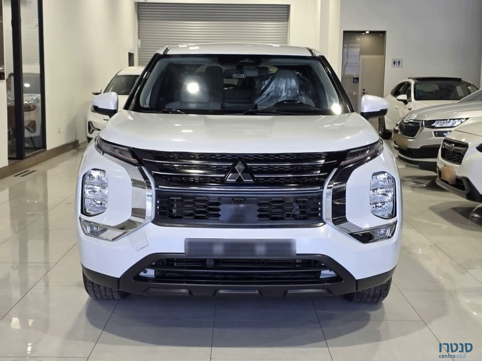 2023' Mitsubishi Outlander photo #1