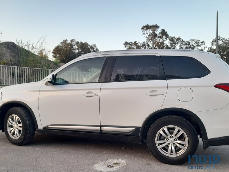 2019' Mitsubishi Outlander photo #1