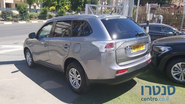 2013' Mitsubishi Outlander photo #2