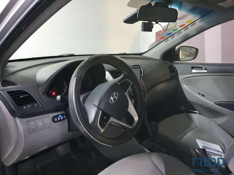 2011' Hyundai i25 יונדאי photo #4