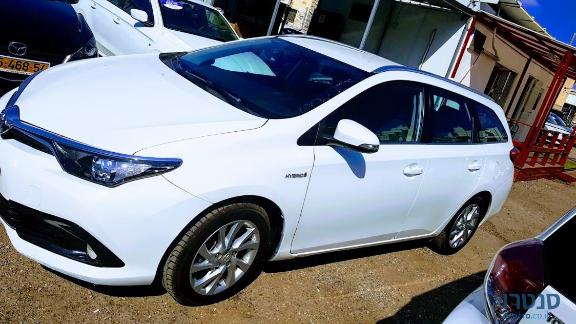 2015' Toyota Auris photo #1