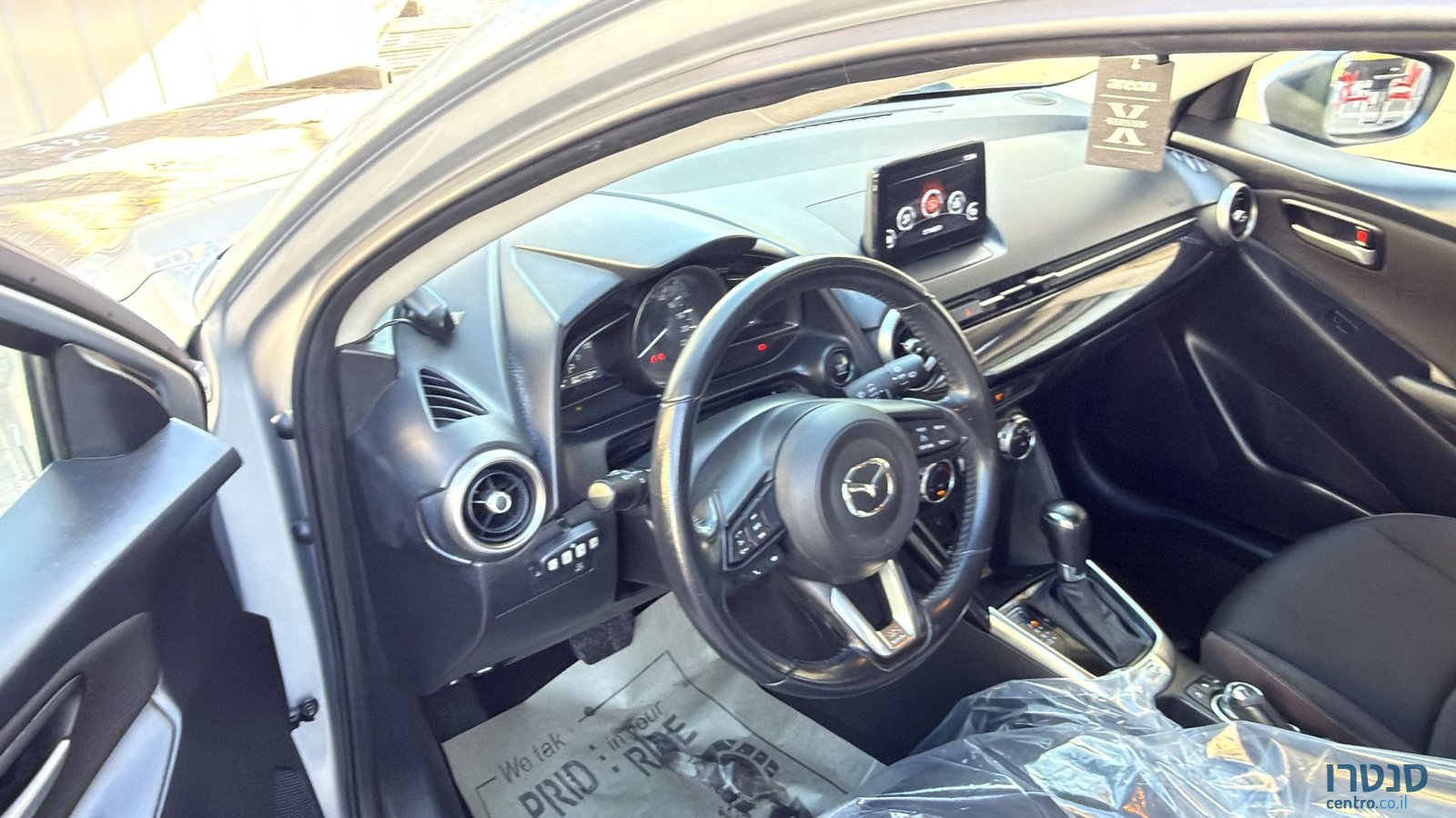 2022' Mazda 2 photo #2
