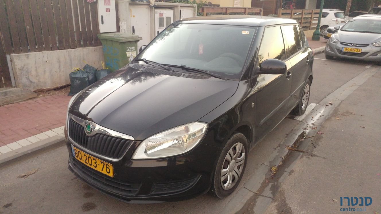 2011' Skoda Fabia photo #2