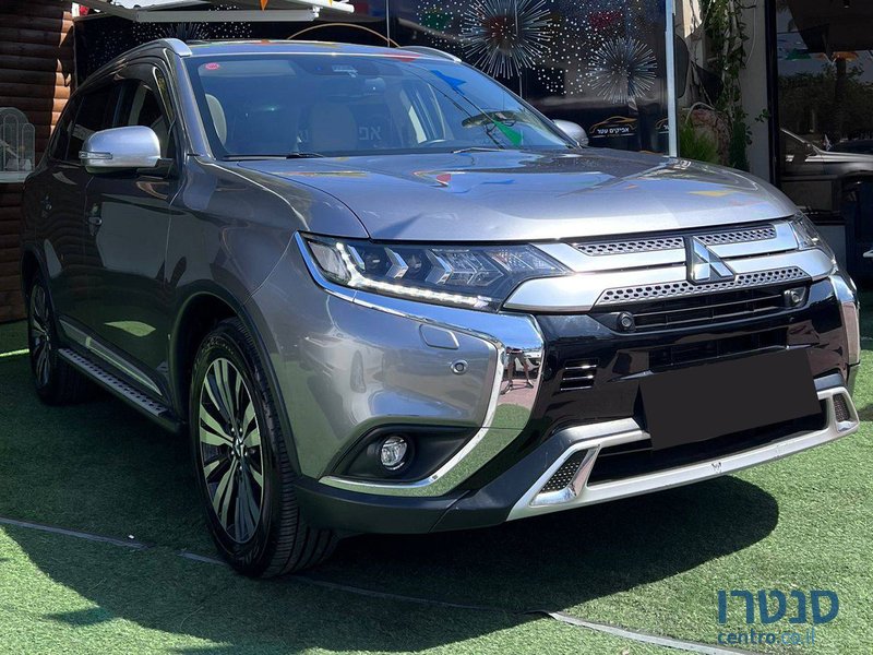 2019' Mitsubishi Outlander photo #2