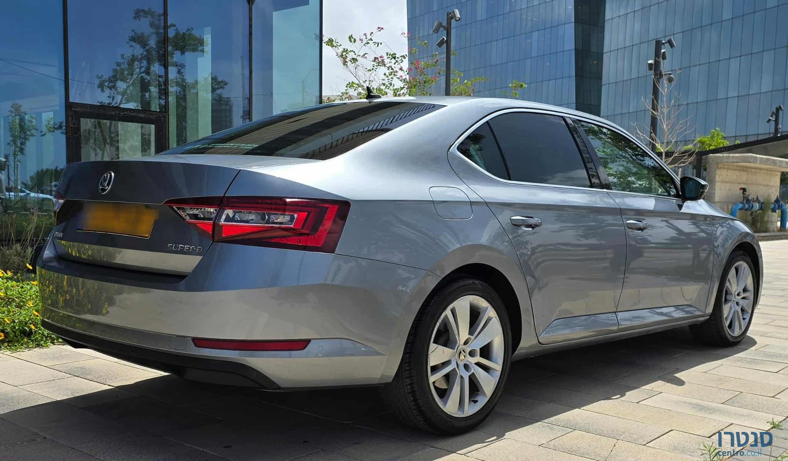 2016' Skoda Superb photo #4