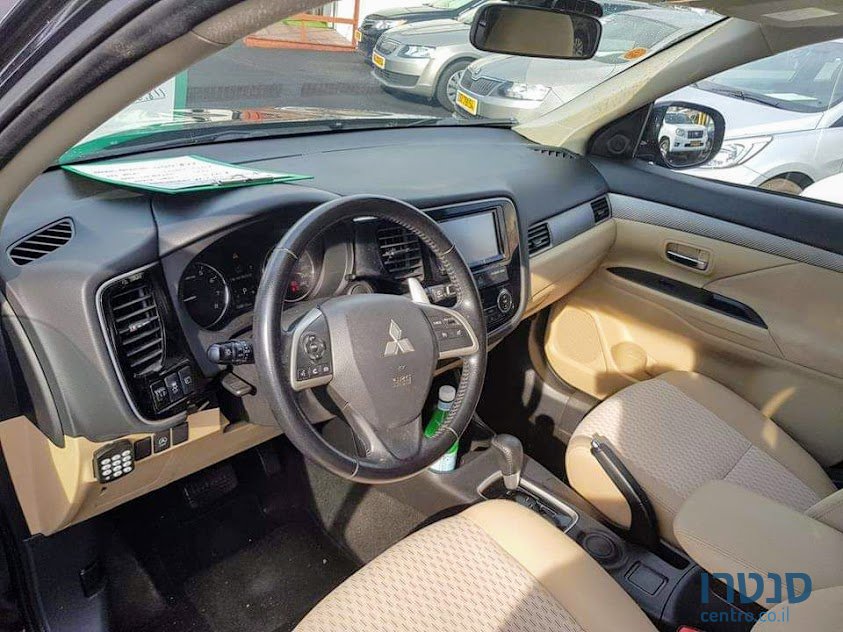 2015' Mitsubishi Outlander photo #3