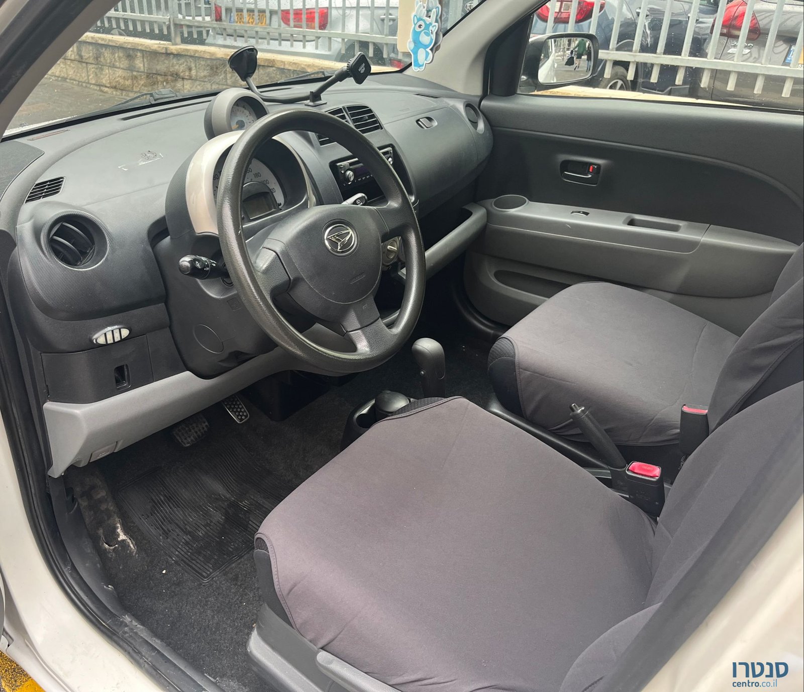 2010' Daihatsu Sirion photo #2