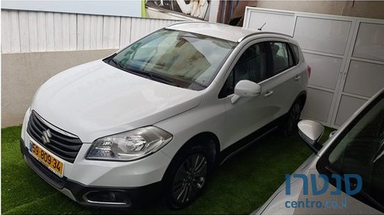 2015' Suzuki SX4 photo #2