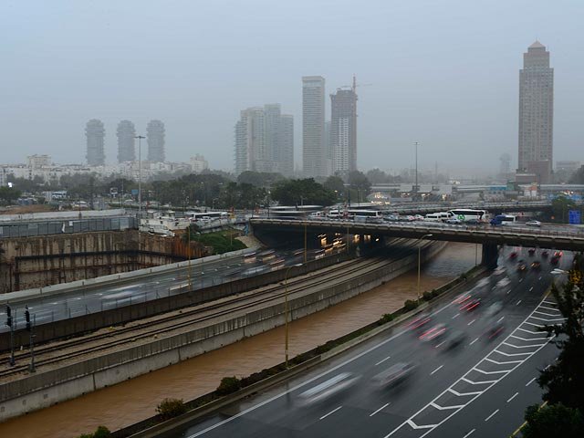 Из-за удара молнии нарушена работа системы светофоров в Тель-Авиве