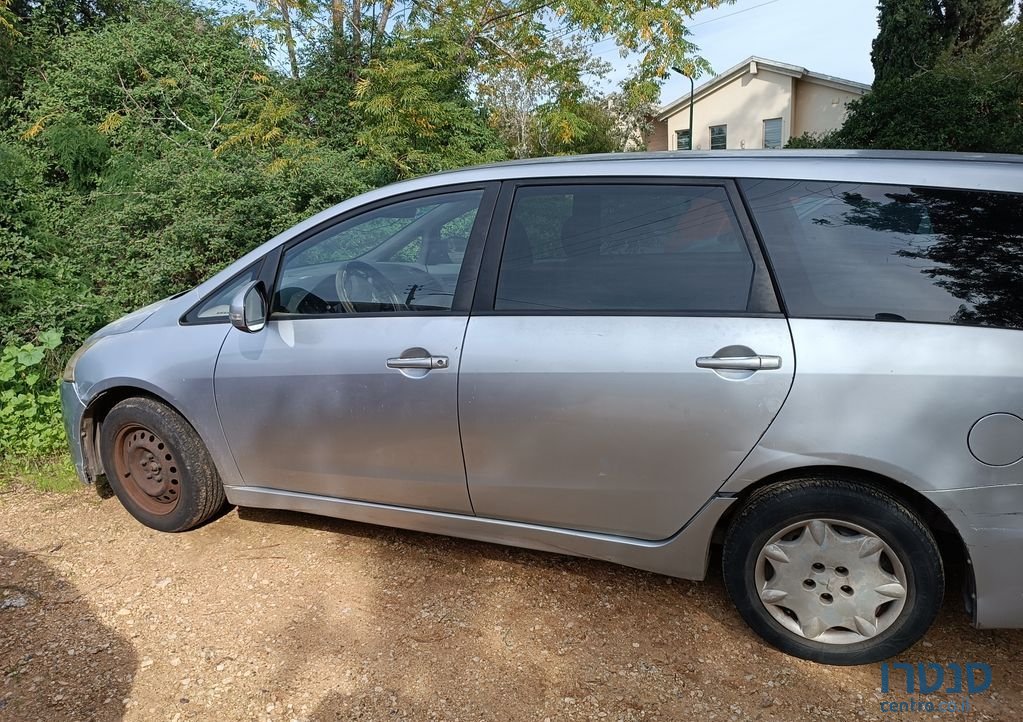 2010' Mitsubishi Grandis מיצובישי גרנדיס photo #1