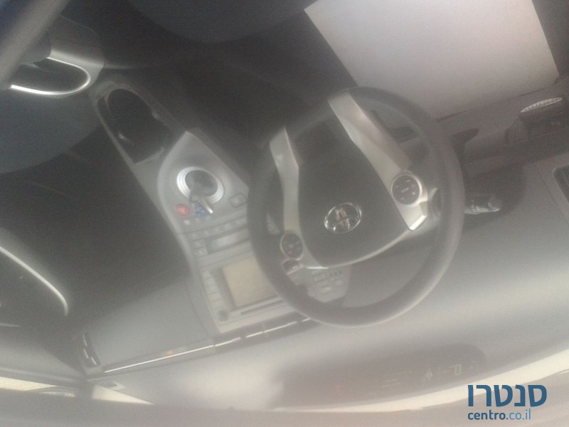 2013' Toyota Prius Plug-in Hybrid photo #2