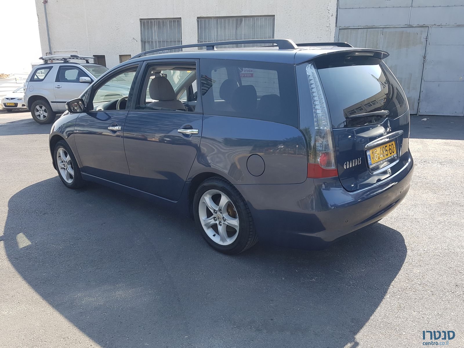 2006' Mitsubishi Grandis photo #1