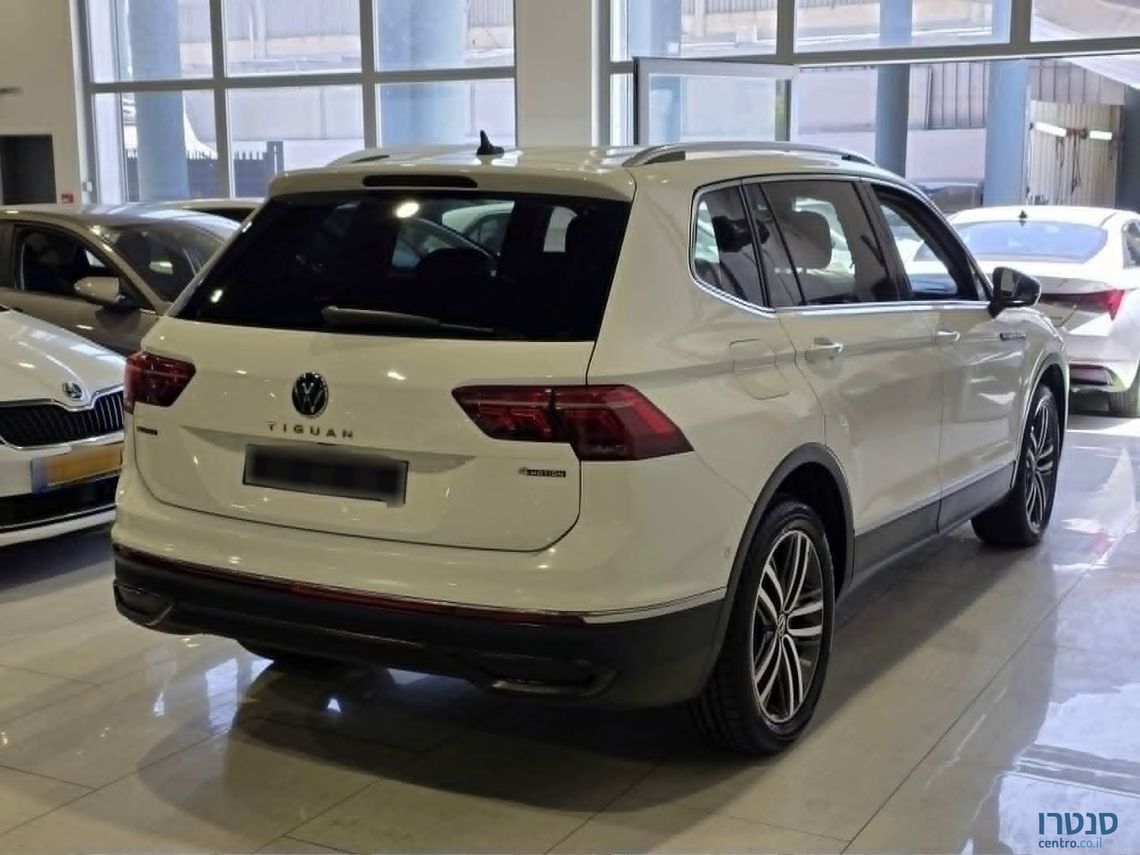 2023' Volkswagen Tiguan photo #3
