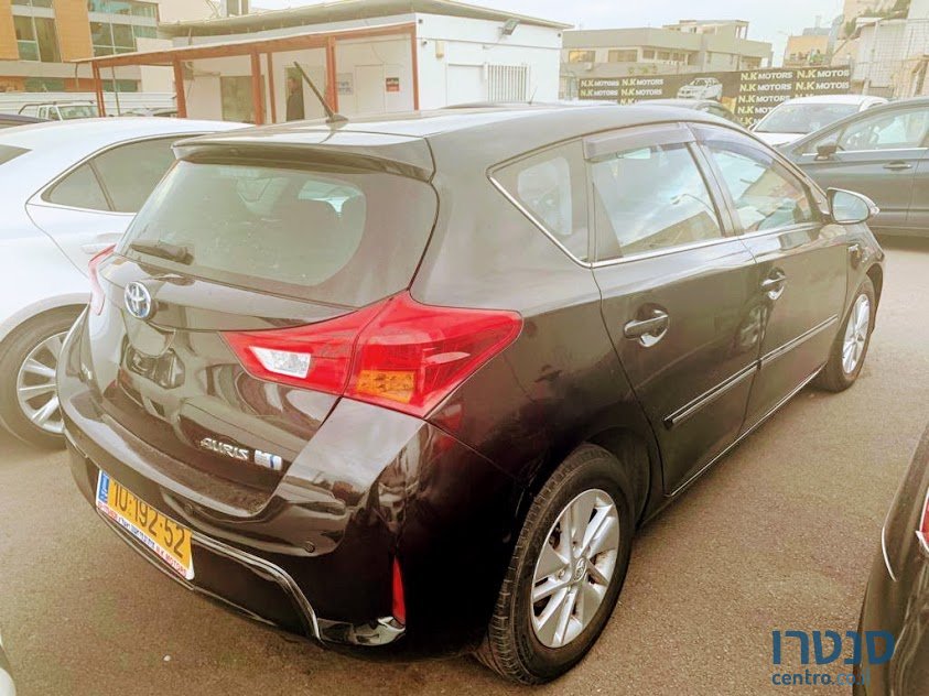 2013' Toyota Auris photo #2