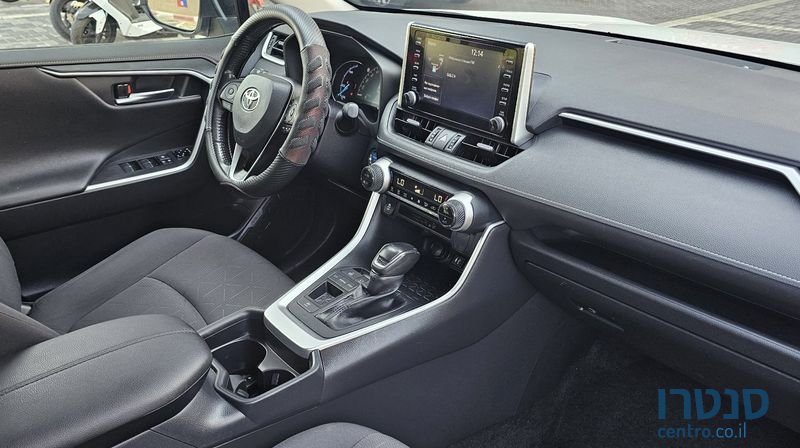 2019' Toyota RAV4 photo #4