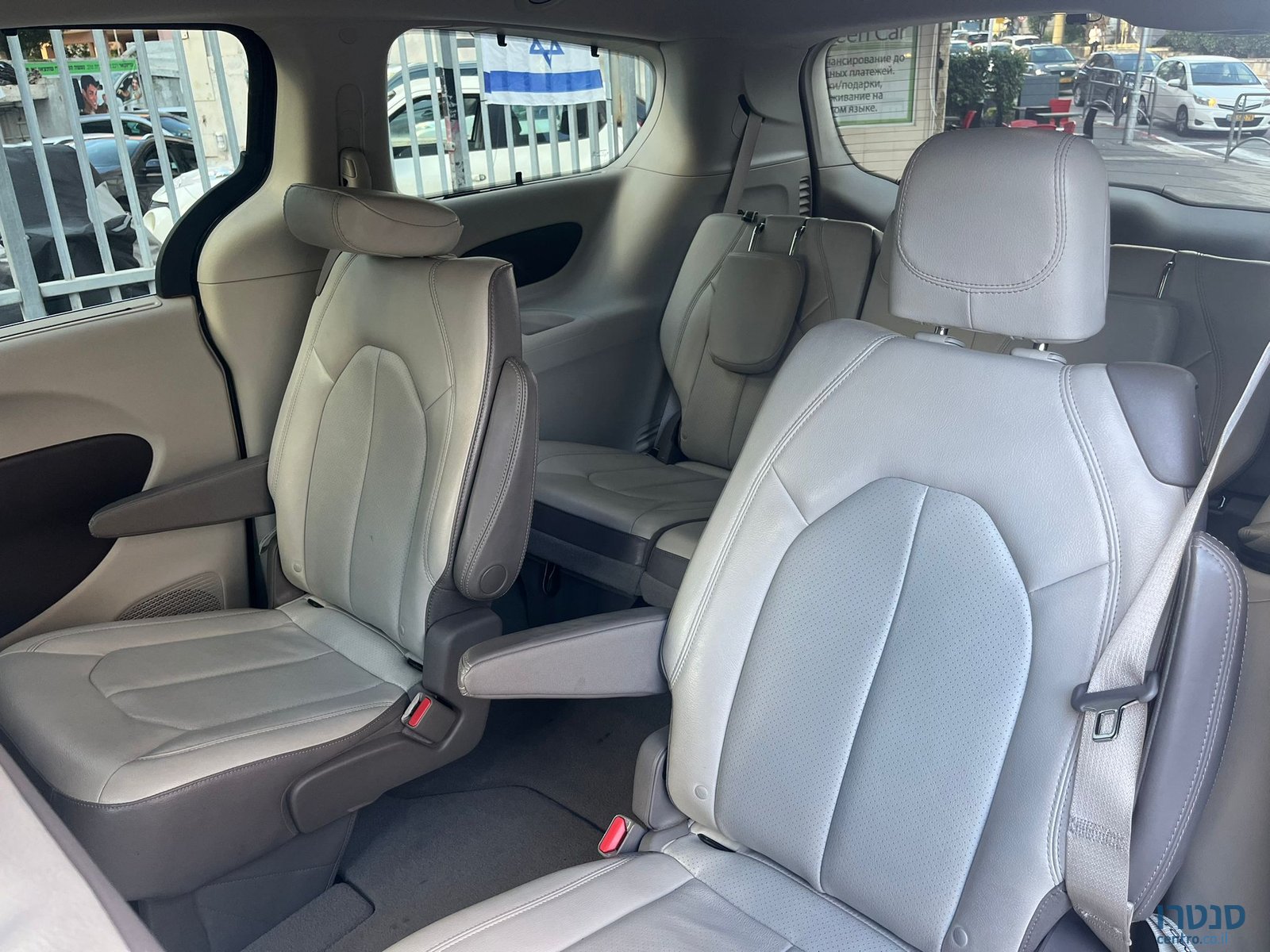 2018' Chrysler Pacifica photo #4