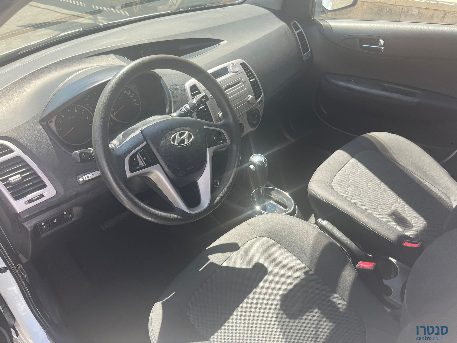 2012' Hyundai i20 photo #3