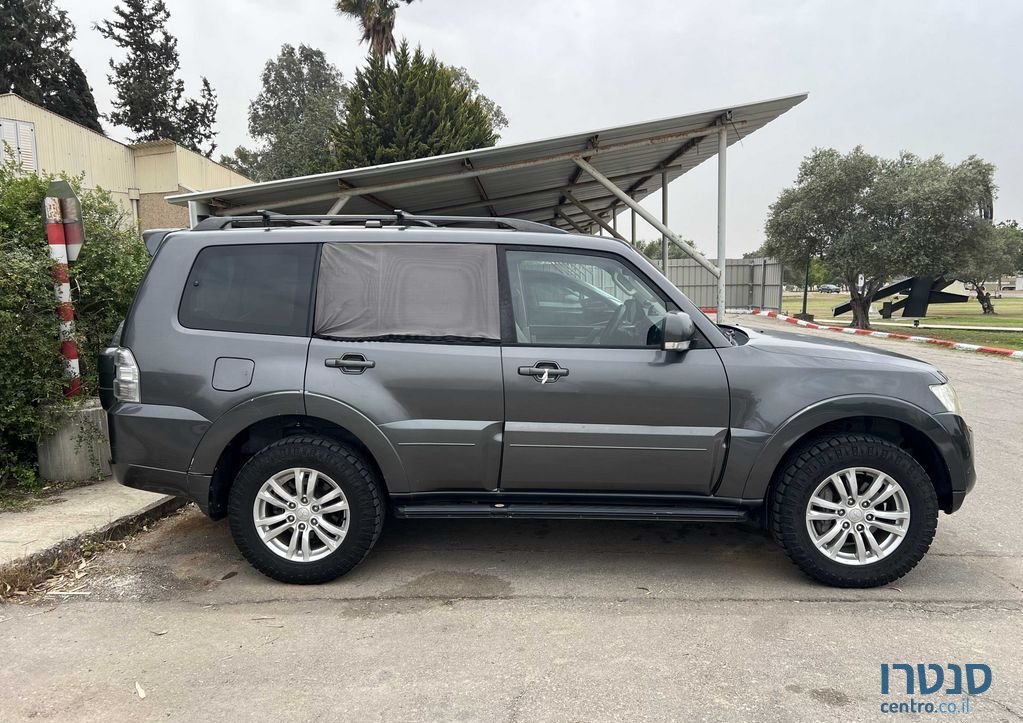 2012' Mitsubishi Pajero מיצובישי פג'רו photo #2