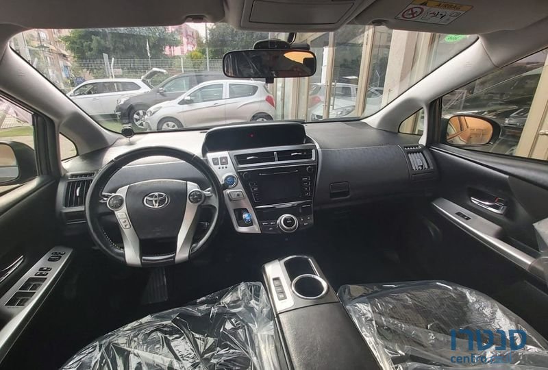 2017' Toyota Prius Plus photo #3