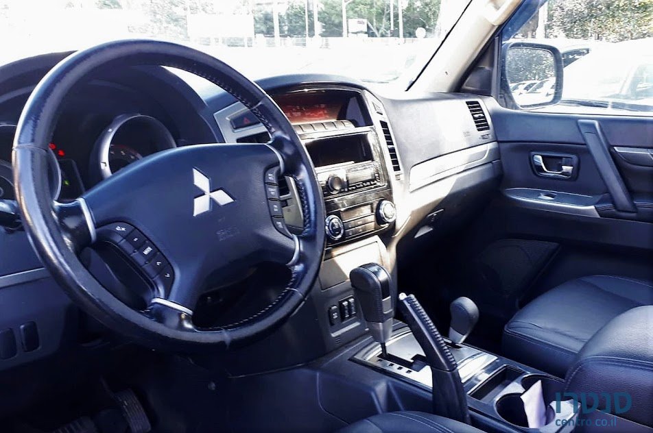 2015' Mitsubishi Pajero photo #5