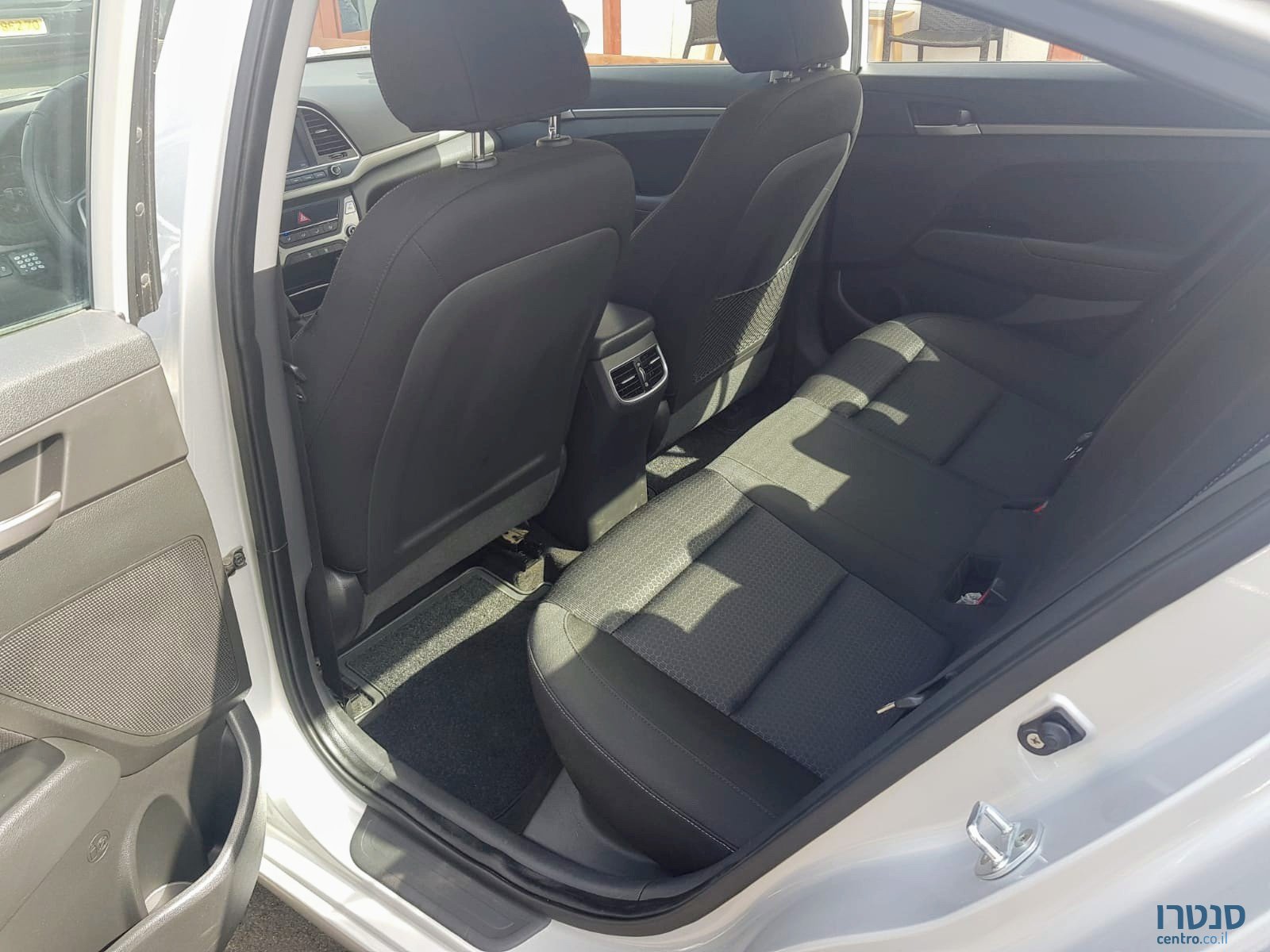 2016' Hyundai Elantra photo #6